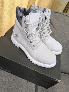 Timberland Premium White NUBUCK Size 9M Excellent Condition With Kit Cleaner